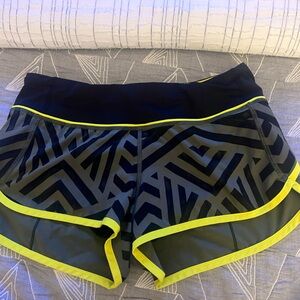 Lulu Lemon Size 4 Hotty Hot - like new